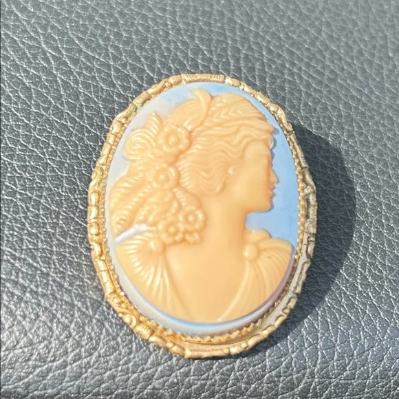 Vintage Blue and Cream Cameo Brooch Pendant - Picture 2 of 4